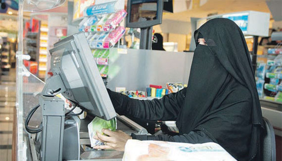 تكريم منشآت تديرها أجنبيات لتوظيفها سعوديات كاشيرات وبائعات