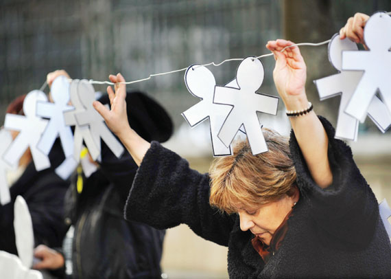 موظفة في الخدمة المدنية تشارك في تظاهرة ضد إجراءات التقشف أمام برلمان إقليم أستورياس أوفييدو الإسباني