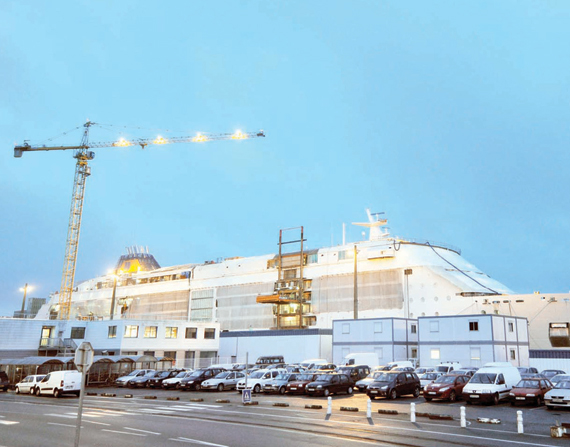 سفينة فاخرة أمريكية الصنع ترسو في ميناء سان نازير الفرنسي