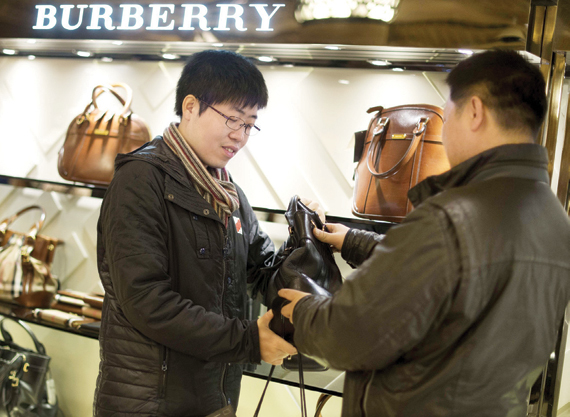 سياح صينييون يتسوقون داخل متجر هاردوز في لندن