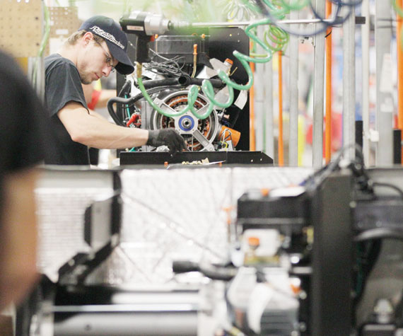 فني يعمل على خط إنتاج لأنظمة الطاقة، وأعلنت أمريكا أن معدل التوظيف تحسن مع العام الجديد