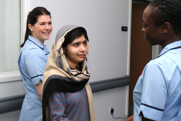 الفتاة الباكستانية مالالا تغادر المستشفى في بريطانيا