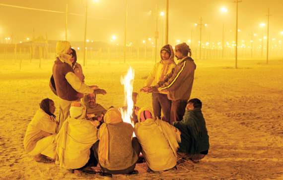 ناس وناس: هنود في حارة يحاولون تدفئة أنفسهم إثر موجة البرد القارس التي ضربت الهند
