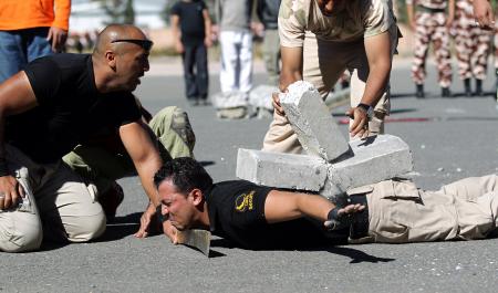 قصة مصورة: القوات اليمنية تستعرض مهاراتها