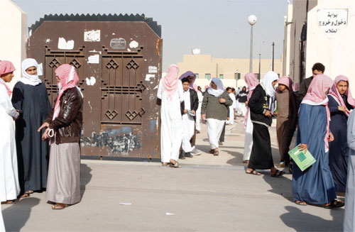 طلاب أثناء خروجهم من اداء الاختبارات .ويشدد الكثير من التربويين على اهمية هذا التوقيت بالذات قد يحدث الكثير من السلوكيات لغير ال