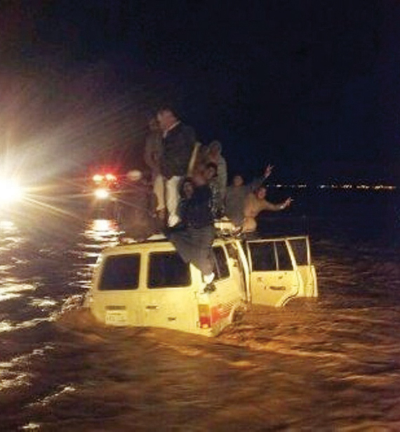 مواطنون يؤون متضررين في بيوتهم