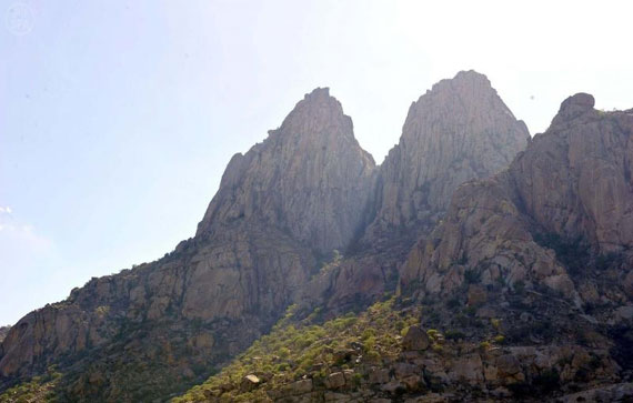 قصة مصورة : دفء وجمال "القلوة" يرسمان لتهامة الباحة أجواء طبيعية خلابة