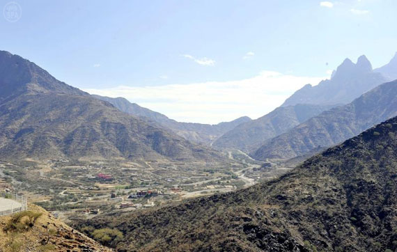 قصة مصورة : دفء وجمال "القلوة" يرسمان لتهامة الباحة أجواء طبيعية خلابة