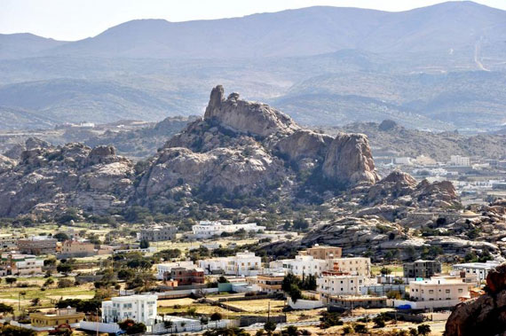 قصة مصورة : تنومة .. مدينة تعيش تحت الغابات وتشرب من شلال طبيعي