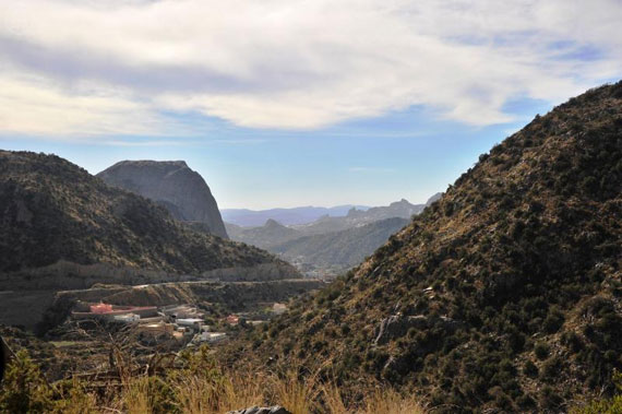 قصة مصورة : تنومة .. مدينة تعيش تحت الغابات وتشرب من شلال طبيعي