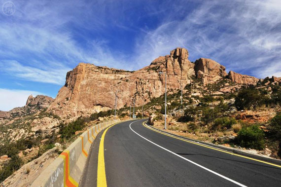 قصة مصورة : تنومة .. مدينة تعيش تحت الغابات وتشرب من شلال طبيعي