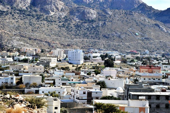 قصة مصورة : تنومة .. مدينة تعيش تحت الغابات وتشرب من شلال طبيعي