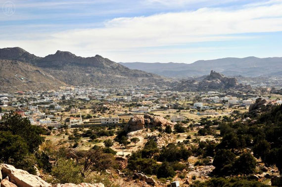 قصة مصورة : تنومة .. مدينة تعيش تحت الغابات وتشرب من شلال طبيعي
