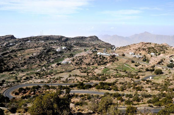 قصة مصورة : تنومة .. مدينة تعيش تحت الغابات وتشرب من شلال طبيعي