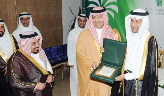 رئيس مجلس أمناء «المئوية» يكرم «الموارد البشرية» لجهوده في دعم الصندوق