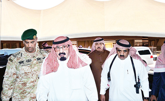 خادم الحرمين يتجول  في روضة خريم
