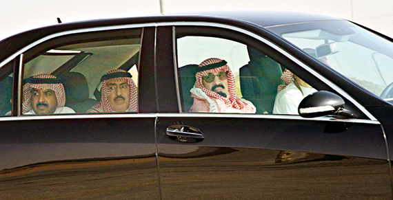 خادم الحرمين يتجول  في روضة خريم