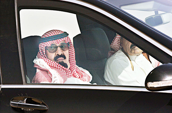 خادم الحرمين يتجول  في روضة خريم