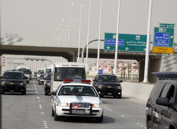 قصة مصورة : افتتاح مشروع امتداد طريقي أبي بكر والعروبة عبر القاعدة الجوية
