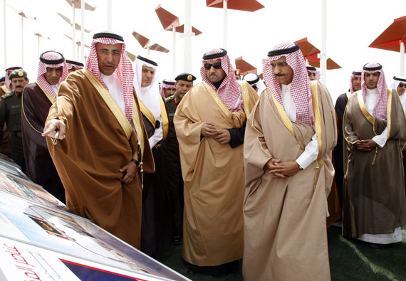 قصة مصورة : افتتاح مشروع امتداد طريقي أبي بكر والعروبة عبر القاعدة الجوية