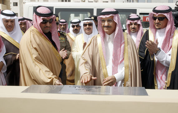 قصة مصورة : افتتاح مشروع امتداد طريقي أبي بكر والعروبة عبر القاعدة الجوية