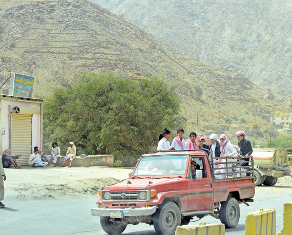 جازان: طلاب «الريث» يتعرضون للمخاطر في رحلتهم الدراسية اليومية