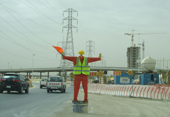 قصة مصورة : "فزاعة" تستخدم للتحذير من الحفريات في الرياض