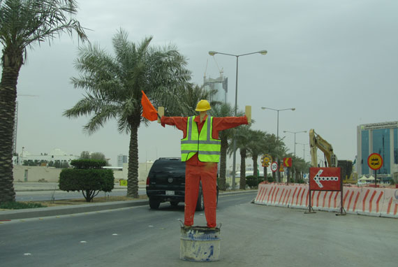 قصة مصورة : "فزاعة" تستخدم للتحذير من الحفريات في الرياض