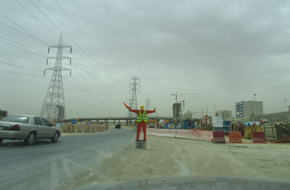 قصة مصورة : "فزاعة" تستخدم للتحذير من الحفريات في الرياض