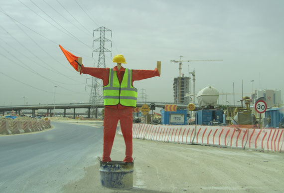 قصة مصورة : "فزاعة" تستخدم للتحذير من الحفريات في الرياض