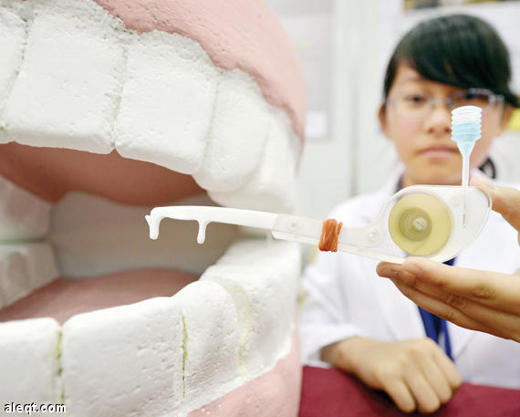 أداة لتنظيف الأسنان، خلال المعرض الدولي الـ 41 للمخترعات والتقنيات الجديدة في جنيف