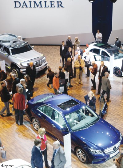 مساهمون ينظرون إلى سيارات مرسيدس بنز خلال الاجتماع السنوي لمساهمي «دايملر» في برلين
