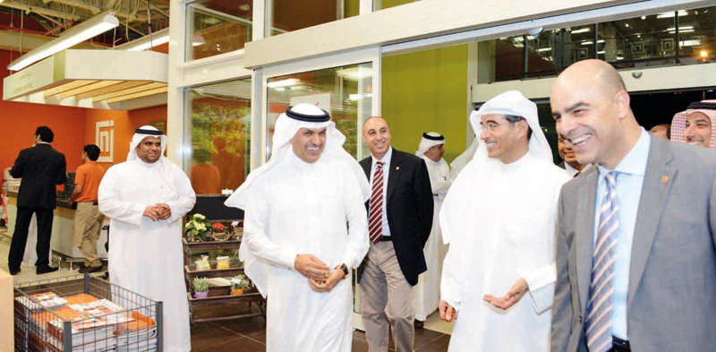 محمد العبار يتجول في أول معارض «نايس» لبيع المستلزمات المنزلية في الخبر