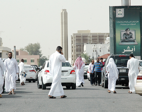 جانب من تدفق المواطنين والمقيمين على مكتب العمل في الأحساء أمس .