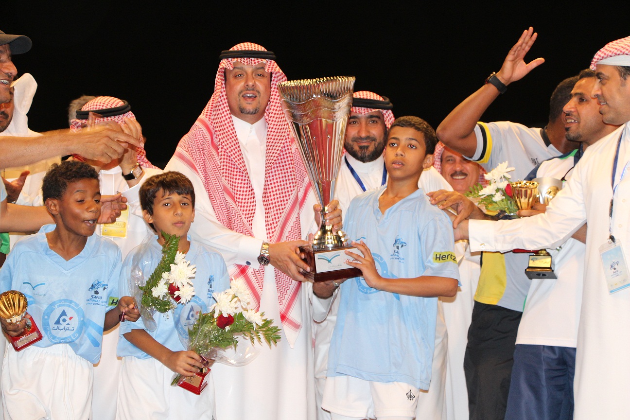 الأمير محمد بن خالد يتوج تعليم جدة بكأس صافيو الوطني السابعة