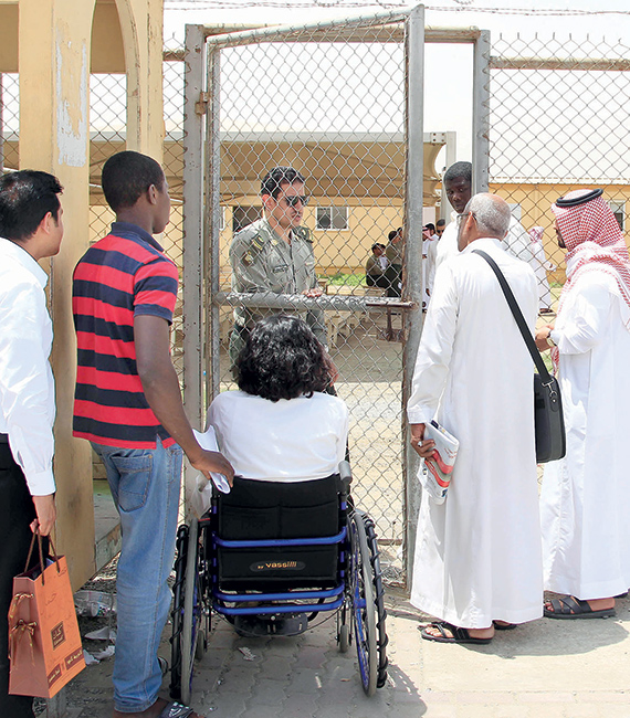 مراجعون لجوازات أبرق الرغامة في جدة لتصحيح أوضاع عمالتهم.