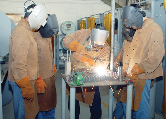 معاهد تدريب «السعودية للكهرباء» تؤهل 1416 خريجاً للعمل