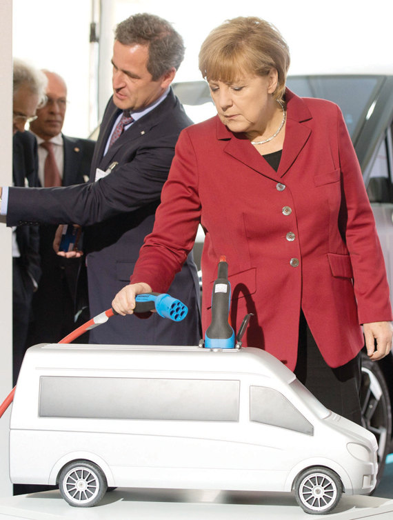 ميركل: المستقبل للسيارات الكهربائية