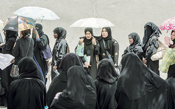 تدفق نسائي على الجوازات رغبة في الإقامة النظامية