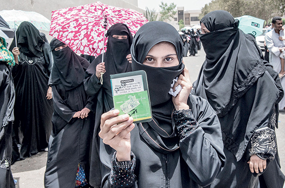 تدفق نسائي على الجوازات رغبة في الإقامة النظامية