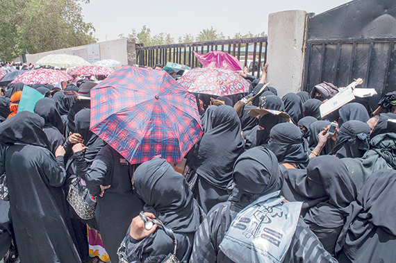 تدفق نسائي على الجوازات رغبة في الإقامة النظامية