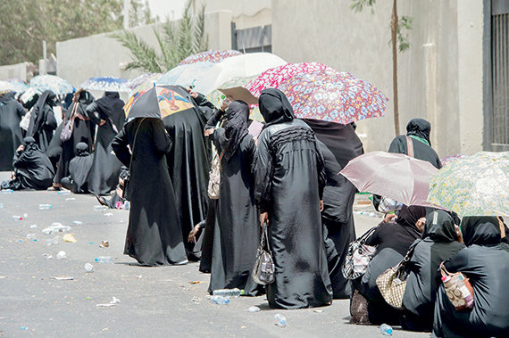 تدفق نسائي على الجوازات رغبة في الإقامة النظامية