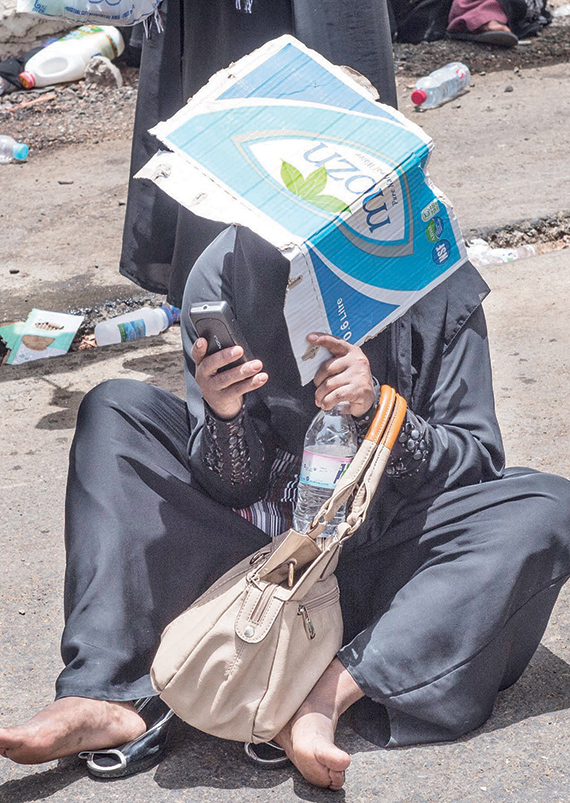 تدفق نسائي على الجوازات رغبة في الإقامة النظامية