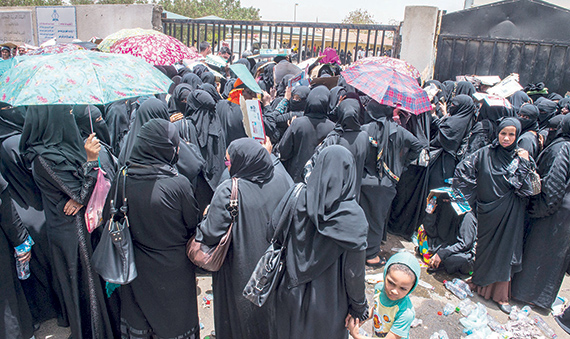 تدفق نسائي على الجوازات رغبة في الإقامة النظامية