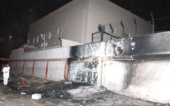 تجمع للإندونيسيين يتسبب في وفاة امرأة  وحريق في قنصلية بلادهم