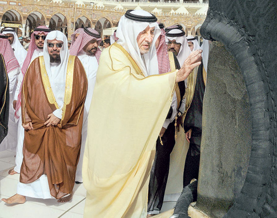 نيابة عن خادم الحرمين ..  أمير مكة يتشرّف بغسل الكعبة