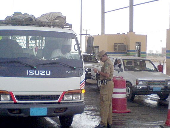 الاستعانة برؤساء مراكز القرى والهجر لتعقب المخالفين