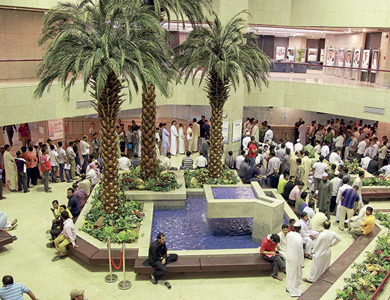 مراجعو «العمل» و«غرفة الرياض» يستبقون نهاية المهلة بالزحام