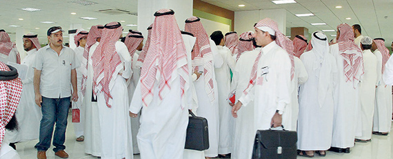 مراجعو «العمل» و«غرفة الرياض» يستبقون نهاية المهلة بالزحام