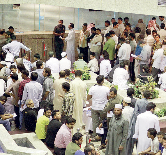 مراجعو «العمل» و«غرفة الرياض» يستبقون نهاية المهلة بالزحام